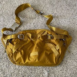 Athleta Excursion crossbody bag in Palo verde yellow color, adjustable straps